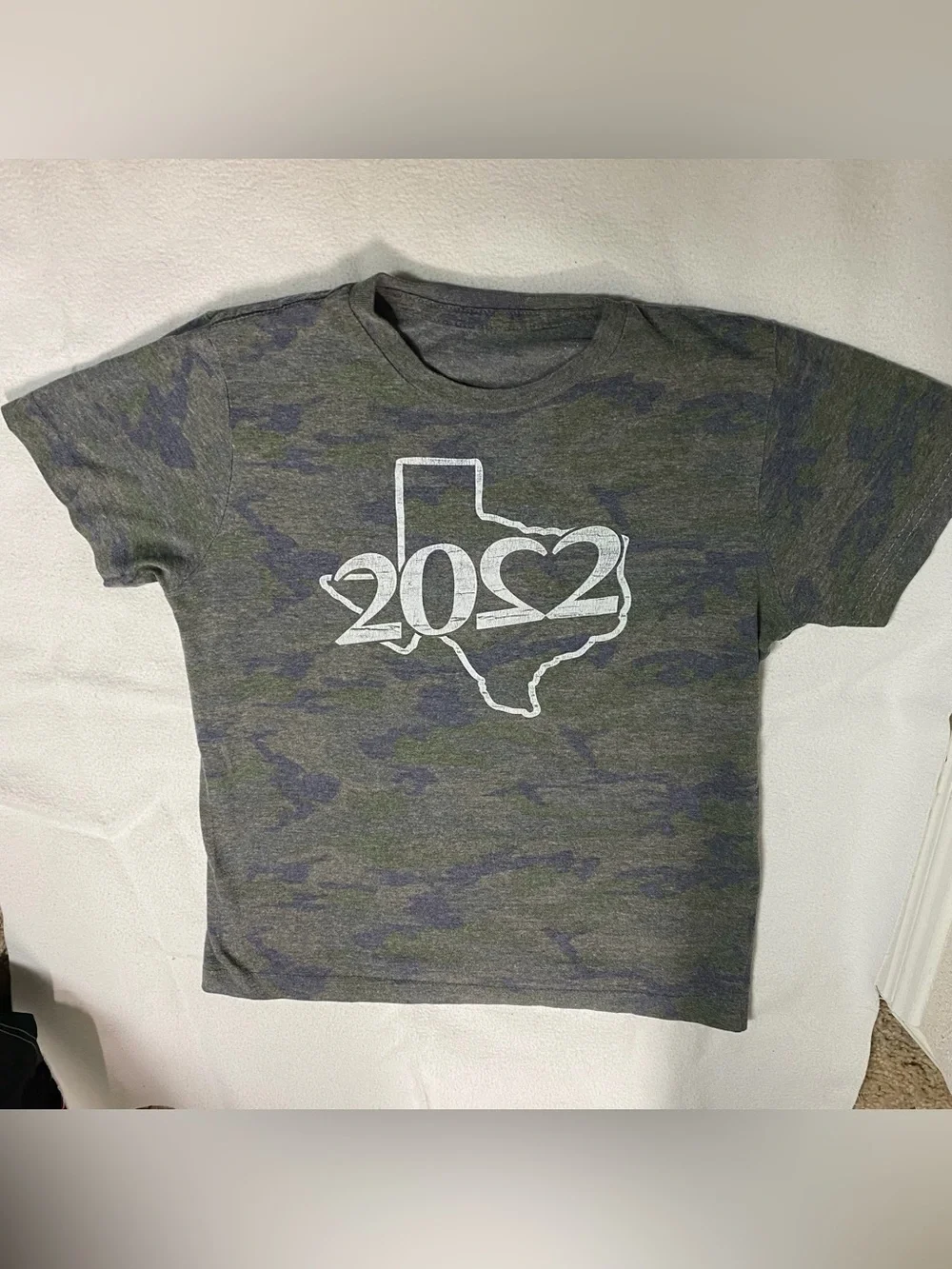 Camouflage T-shirt with 2022 Heart and Texas map print kids youth size small 6/7